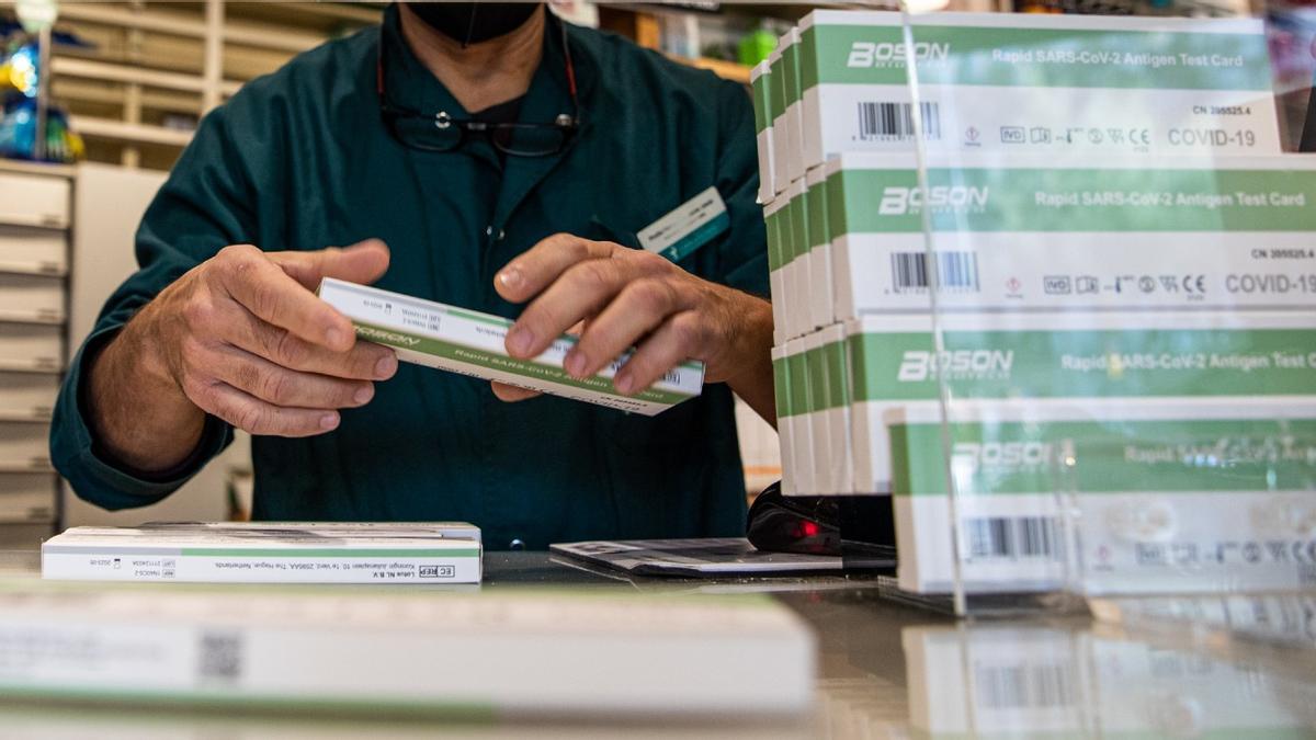 Pruebas de test de antígenos en una farmacia de Barcelona.