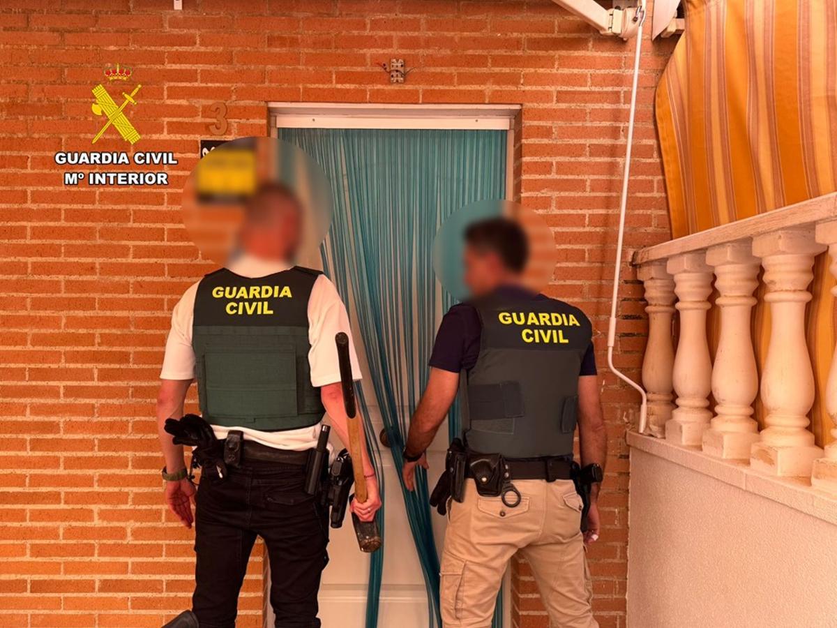 Los agentes de la Guardia Civil de Santa Pola durante las investigaciones
