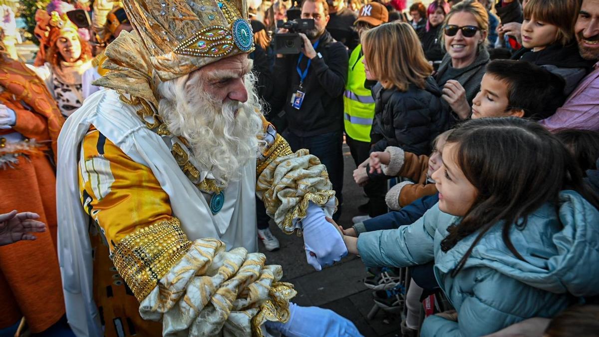 Los Reyes Magos llegan al puerto de Barcelona en la cabalgata de 2023