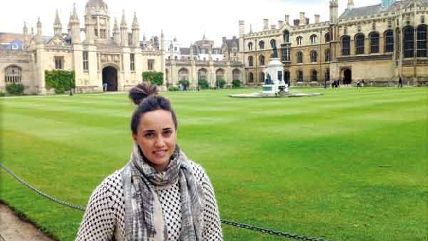 Sara Abalde posa en los jardines del King´s College, el más famoso de la Universidad de Cambridge.