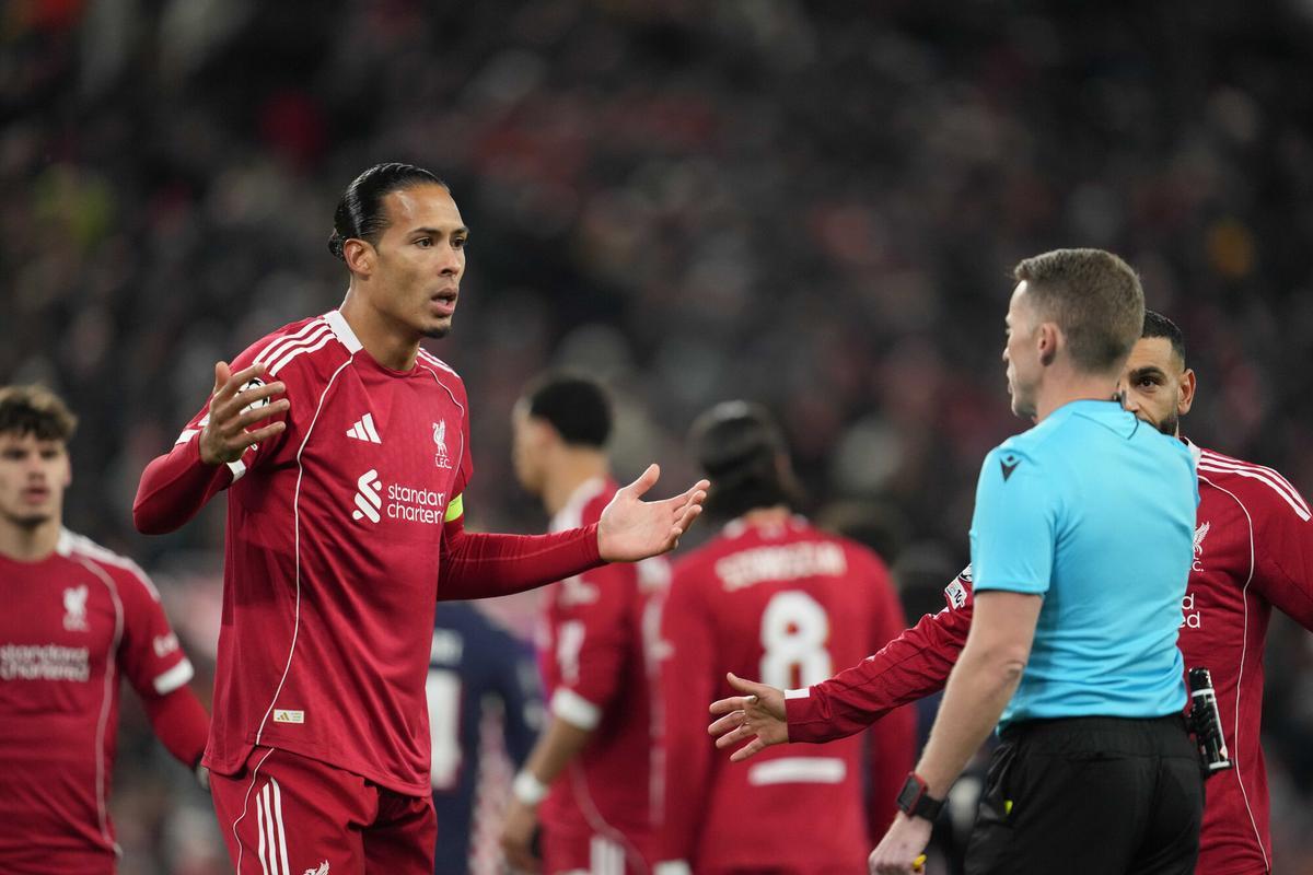 Virgil van Dijk del Liverpool, centro izquierda, reacciona durante el partido de fútbol de la fase inaugural de la Liga de Campeones entre Liverpool y PSV en Liverpool, Inglaterra, el miércoles 26 de noviembre de 2025. (Foto AP/Jon Super)