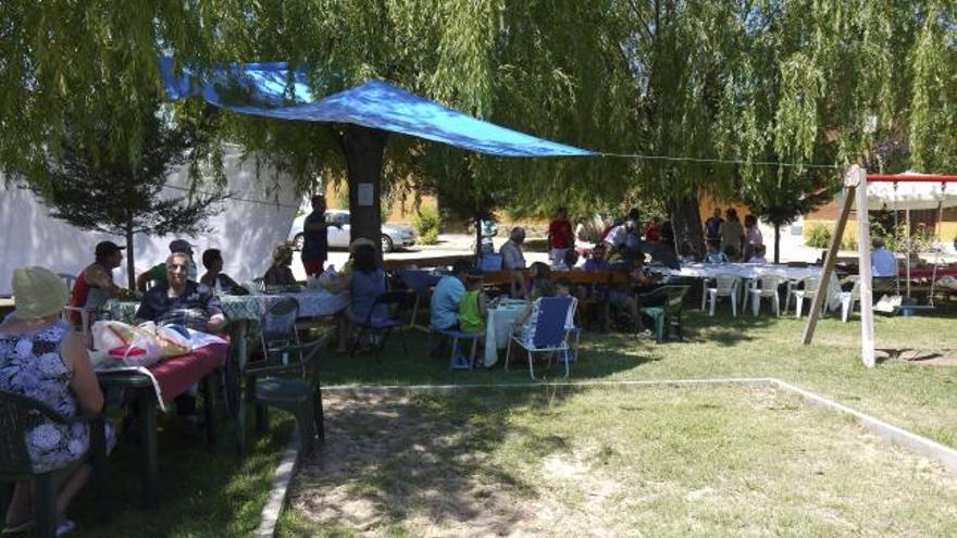 Participantes en la comida popular en Vecilla de la Polvorosa con motivo de los festejos patronales de San Andrés.