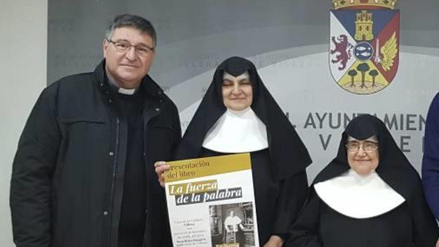 Juan Carlos García, autor del libro, con dos Hermanas.