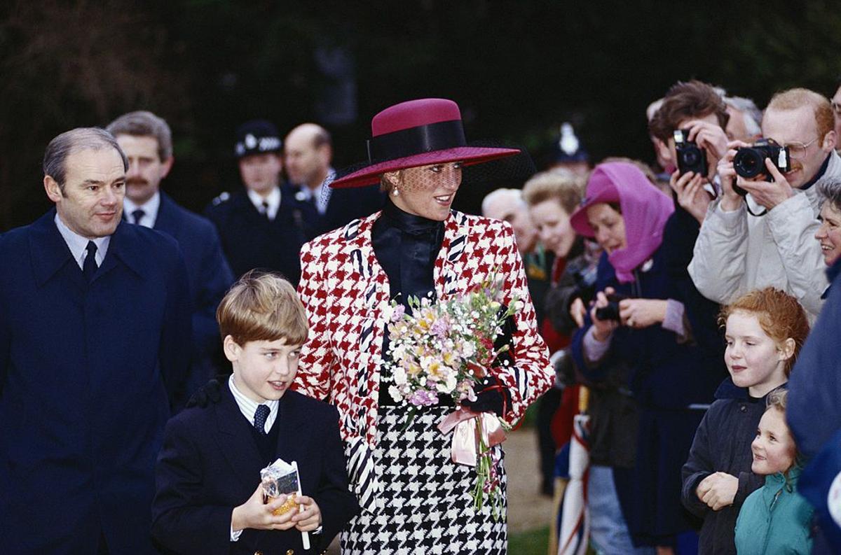 Diana con un traje con estampado vichy