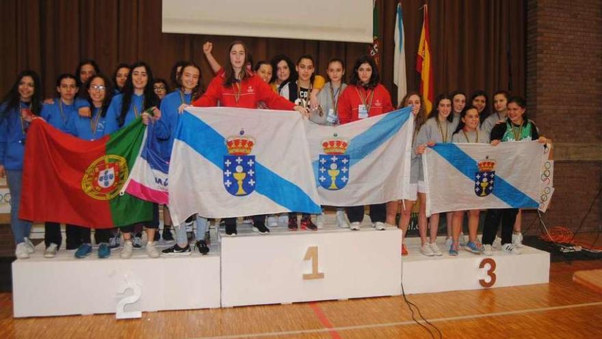 Pódium de los equipos de básquet femenino.