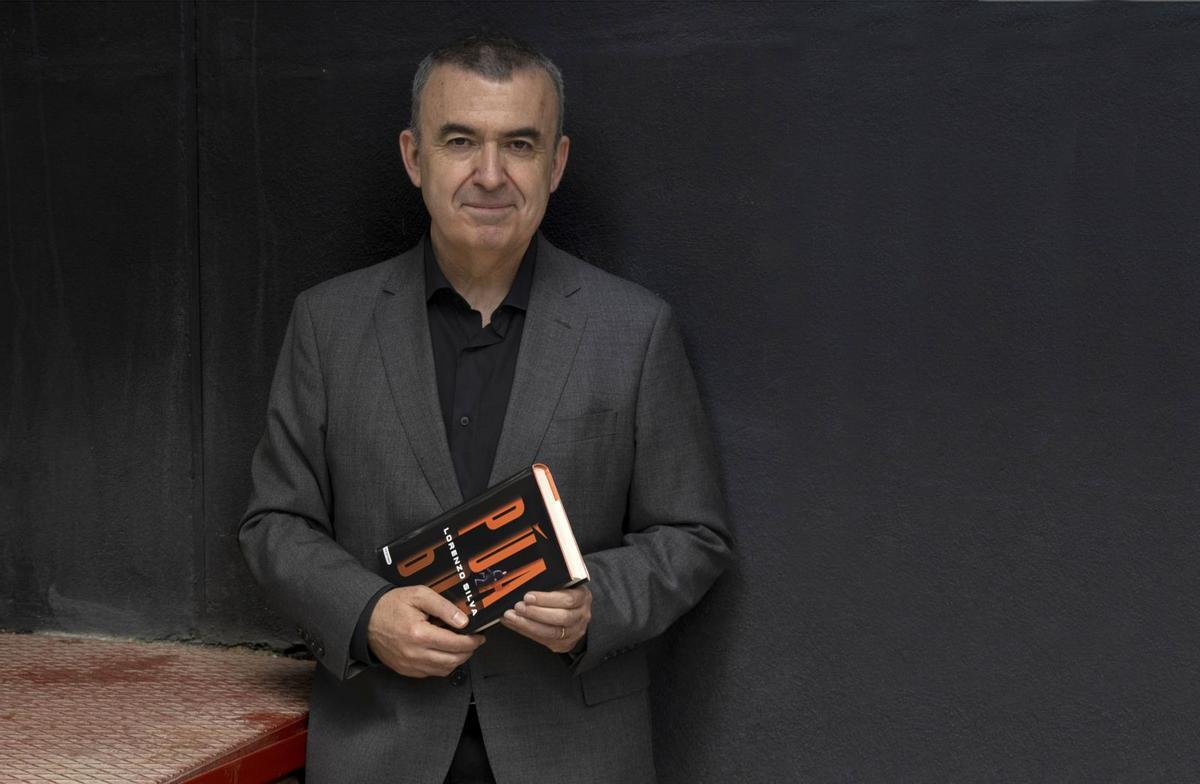 Lorenzo Silva con su última novela, “Púa”. | // CARLOS RUIZ