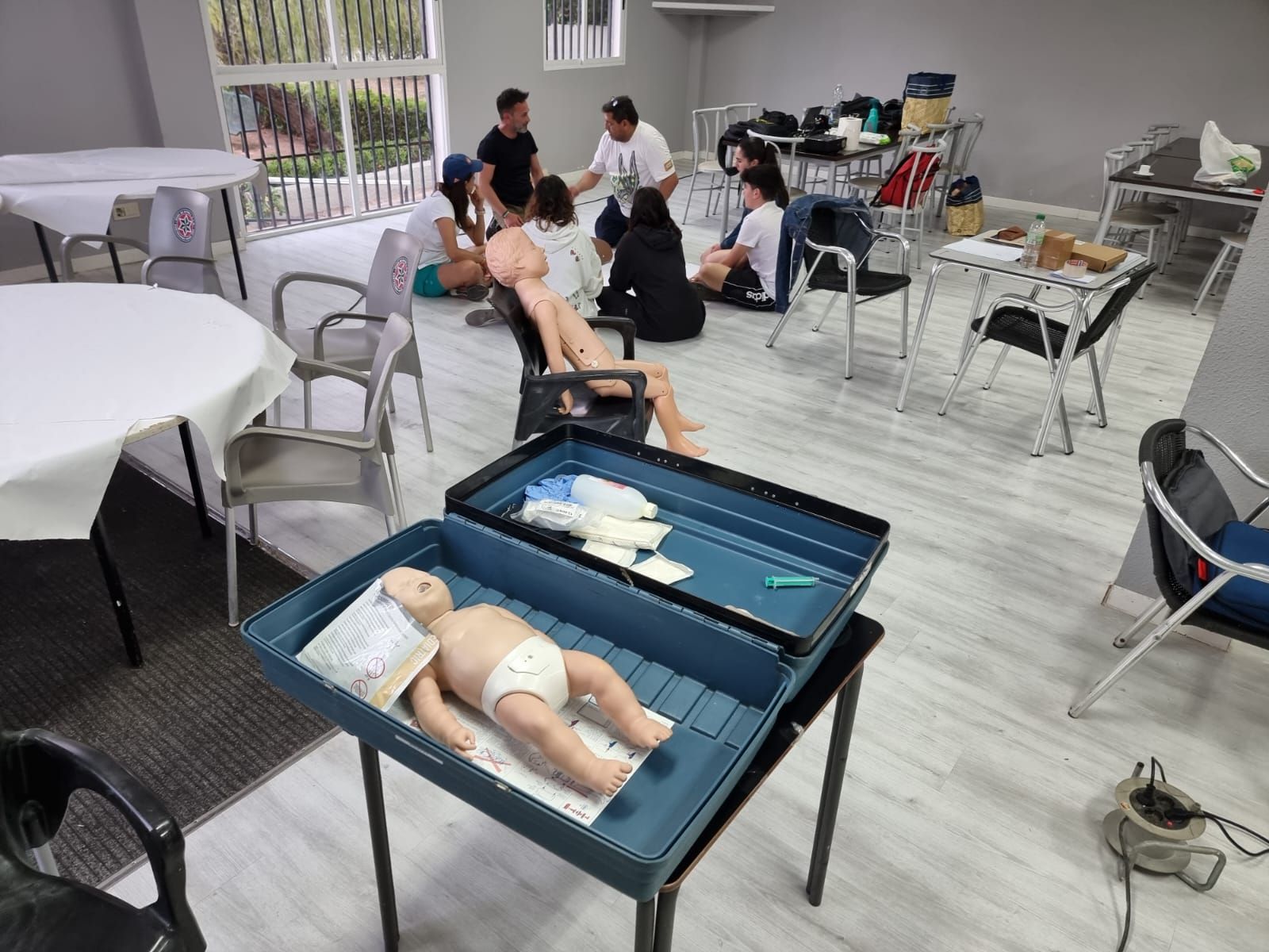 Vecinos y vecinas de urbanizaciones de Nàquera se forman en primeros auxilios por la lejanía de los centros médicos