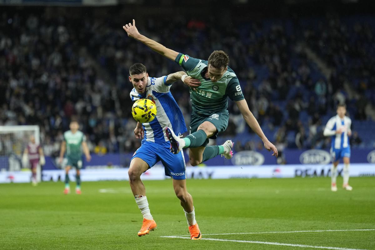 Pacheco salta a por el balón junto a Roberto, este viernes en Cornellà.