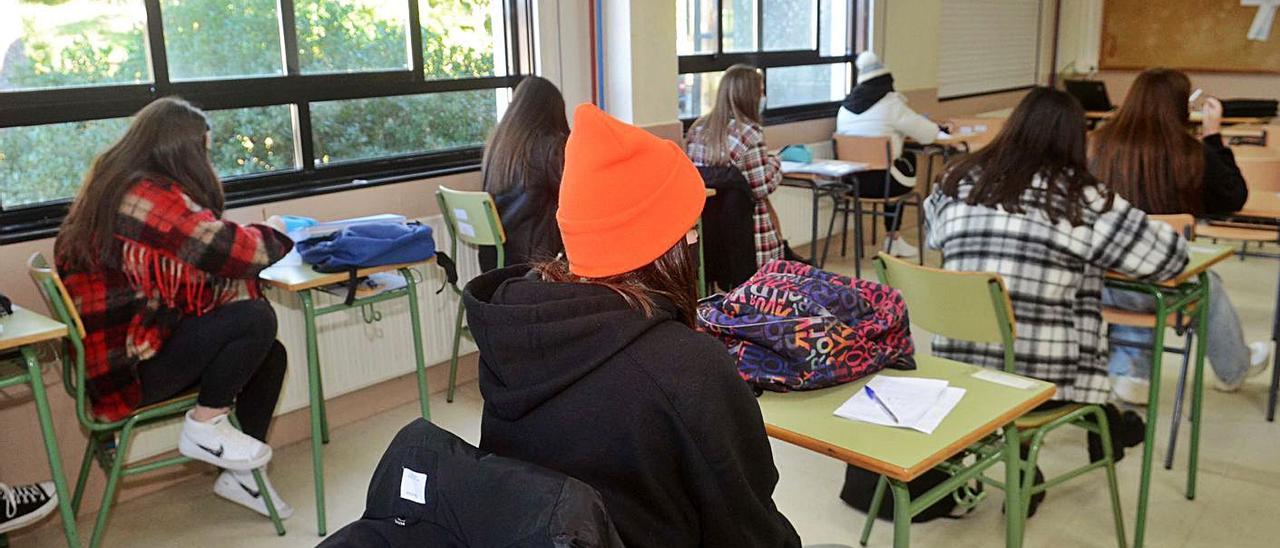 La mayoría de estudiantes está abrigados en clase al tener que convivir con las ventanas abiertas. | //N. PARGA