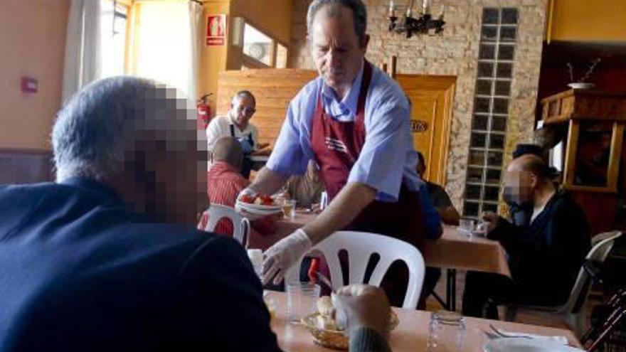 Pensionistas de 400 euros al mes comen en Alicante gracias  a la caridad