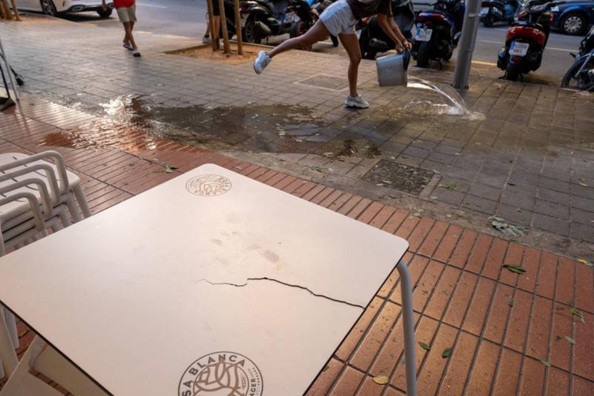 La mesa en la que estaban sentados los jóvenes heridos.