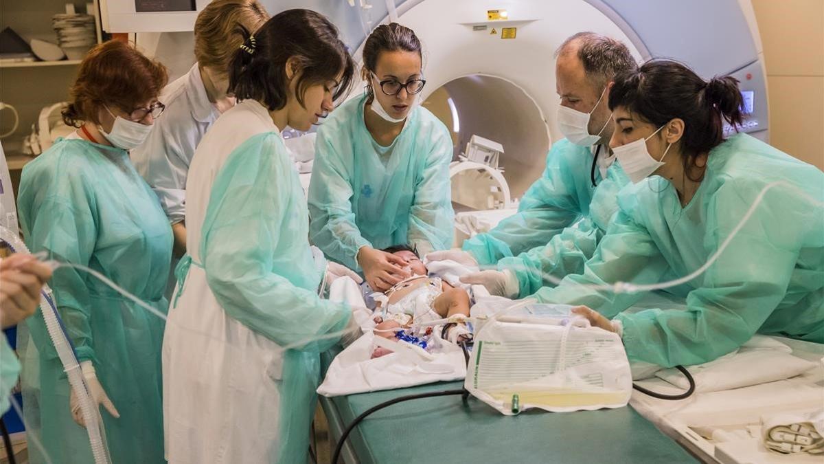 Enfermeras de la UCI Pediátrica del Hospital Universitario Vall d Hebròn immovilizan un recién nacido.