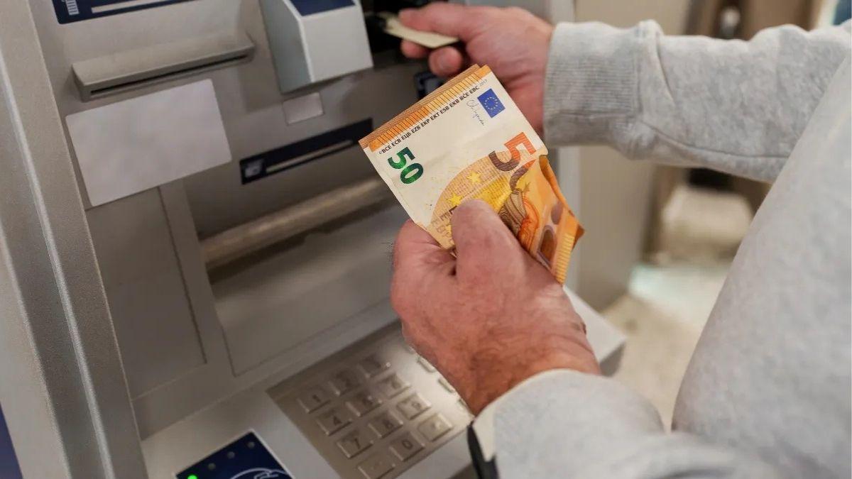 Persona sacando dinero del cajero