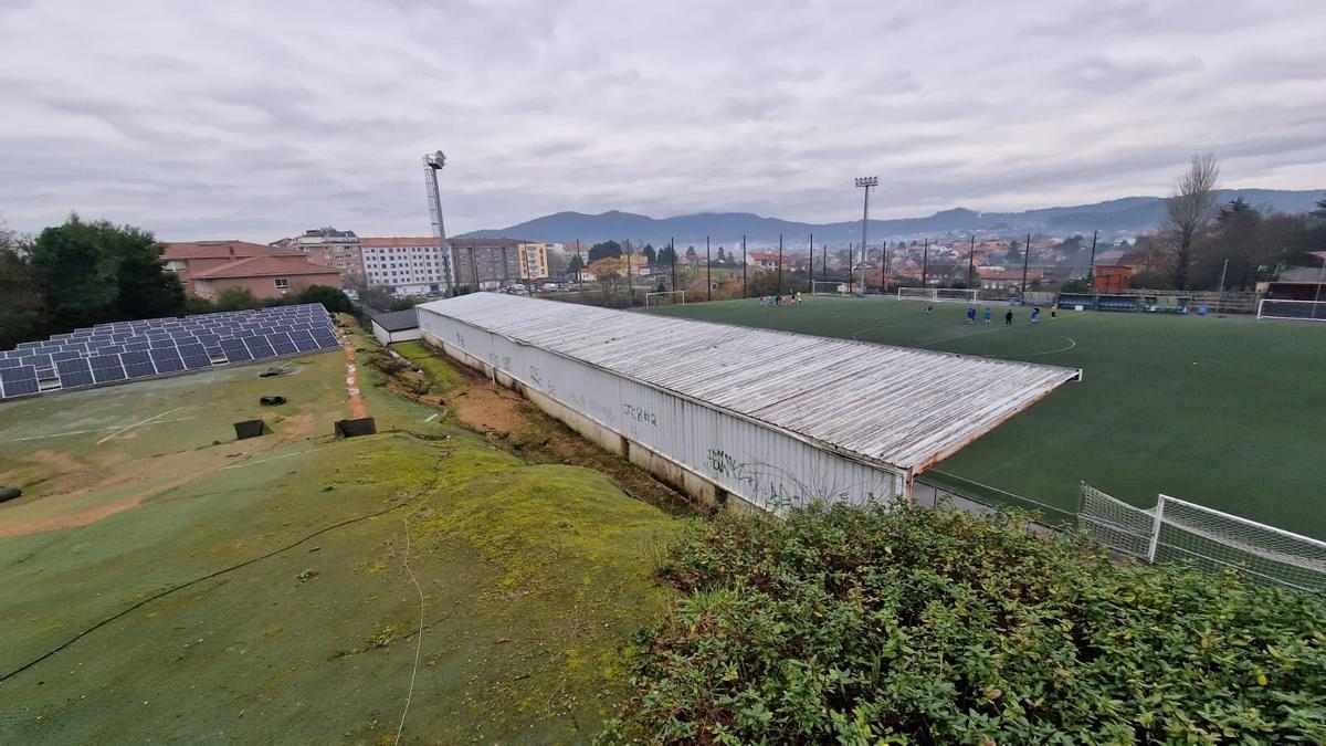 Los paneles instalados tras el campo de fútbol Manuel Jiménez.