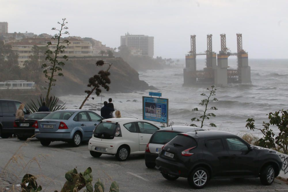 La estructura, de 43 metros de eslora, se soltó del enganche con el remolcador que la llevaba a Cádiz