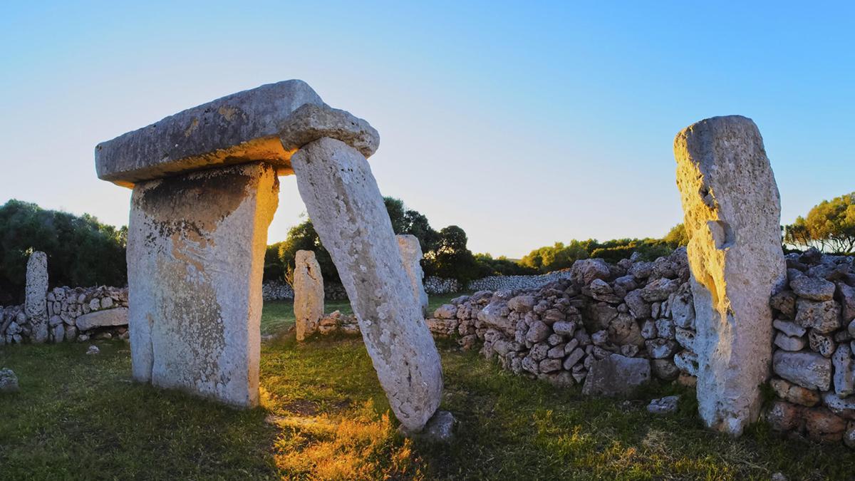 Las taulas, estructuras únicas de la cultura talayótica, siguen siendo uno de los grandes enigmas prehistóricos del Mediterráneo.