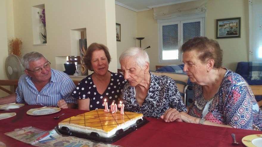 Isabel Bernabé celebra su cumpleaños acompañada de varios familiares.