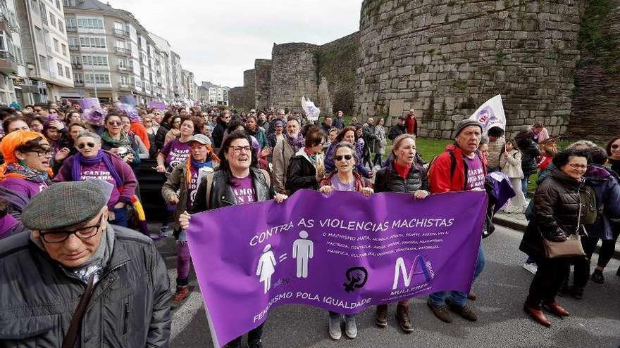 Participantes en la marcha convocada ayer por Galegas 8M en Lugo.