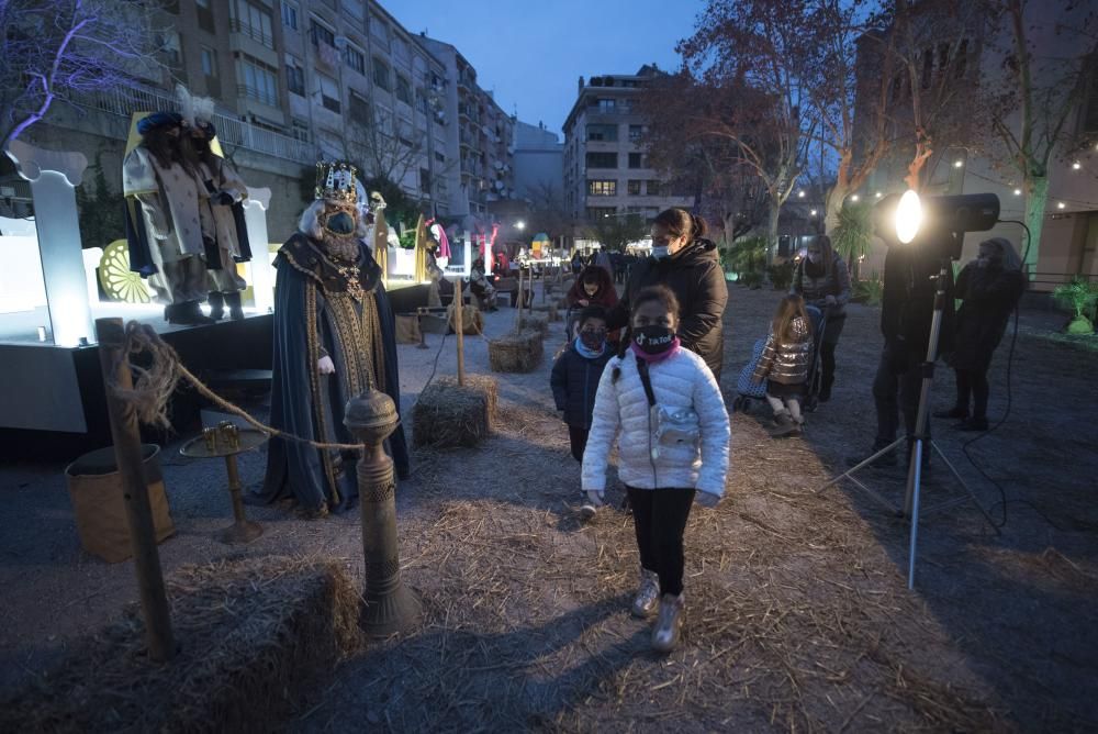 Famílies desfilen il·lusionades pel Parc de Reis de Manresa