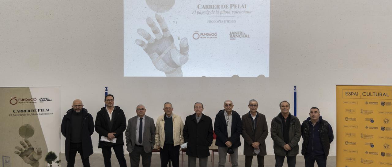 Los autores del proyecto y los directivos de la Fundació, junto a otros invitados, posan en la foto de la presentación del paseo de la pelota.