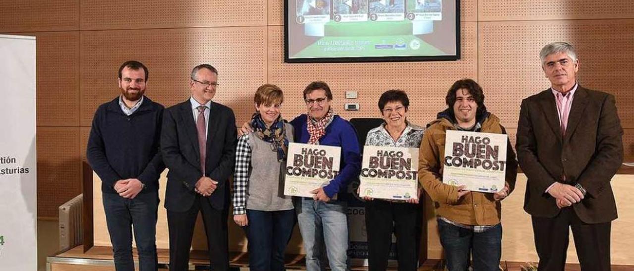 un galardón compartido. Dos familias de Avilés y Piloña -en la foto, con el gerente del Consorcio de Residuos, primero por la derecha-coinciden en el tercer puesto del concurso de compostaje de este año.