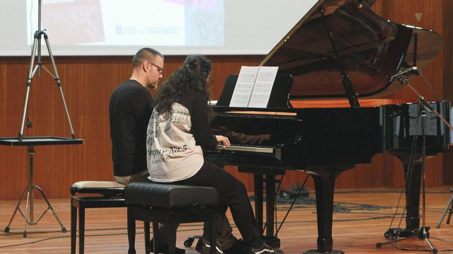 Dos profesores del Conservatorio de Ourense interpretan un dúo a piano. |  Iñaki Osorio