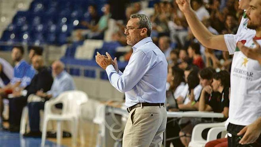 Xavi Sastre durante el partido inaugural ante El Prat.