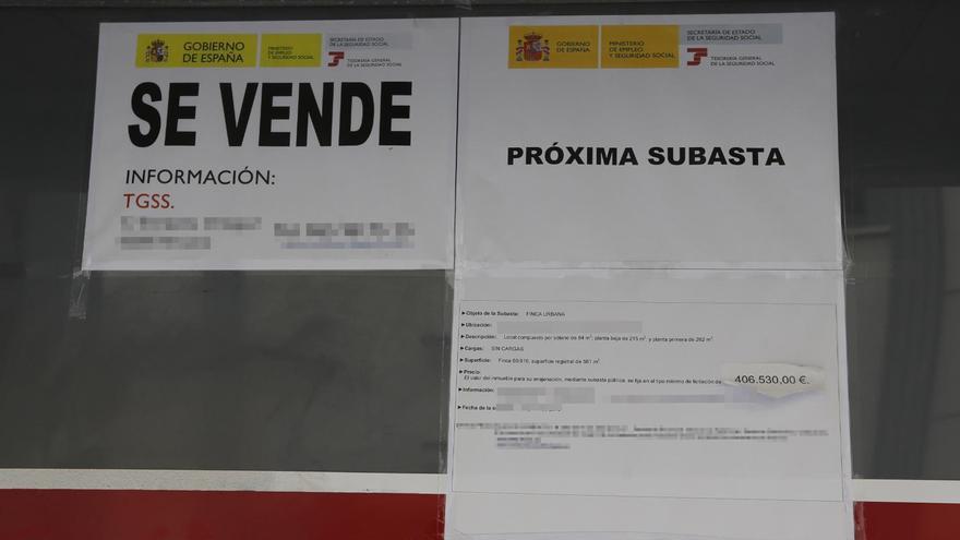 Información sobre la subasta de una vivienda alicantina, en imagen de archivo.