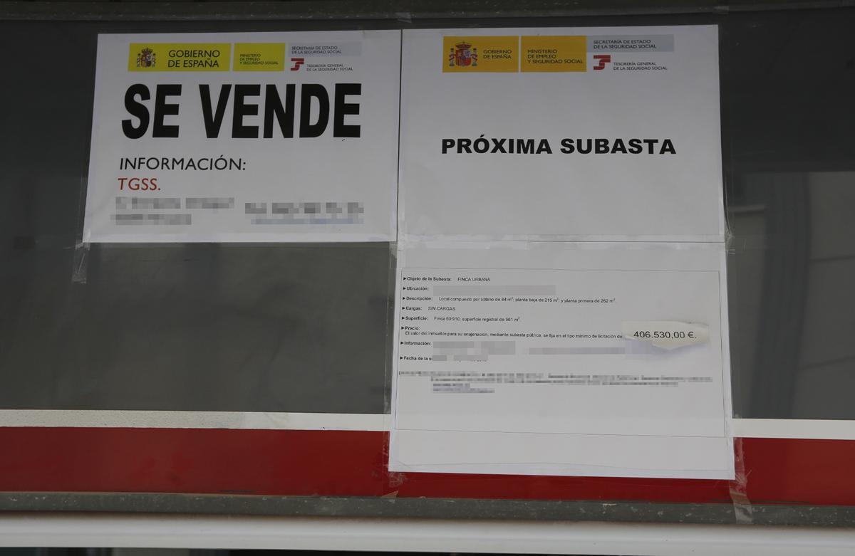 Información sobre la subasta de una vivienda alicantina, en imagen de archivo.