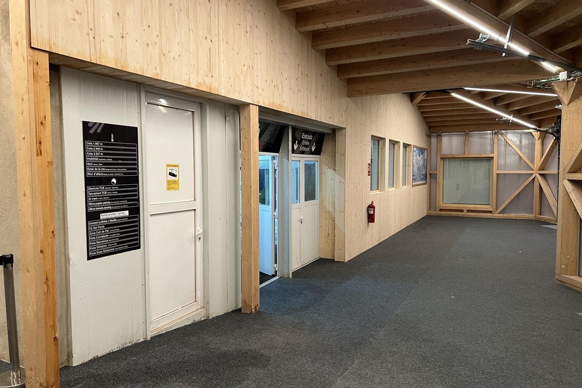 El nou passadís interior que connecta el telecabina amb el refugi del Niu de l'Àliga, a l'estació de La Molina