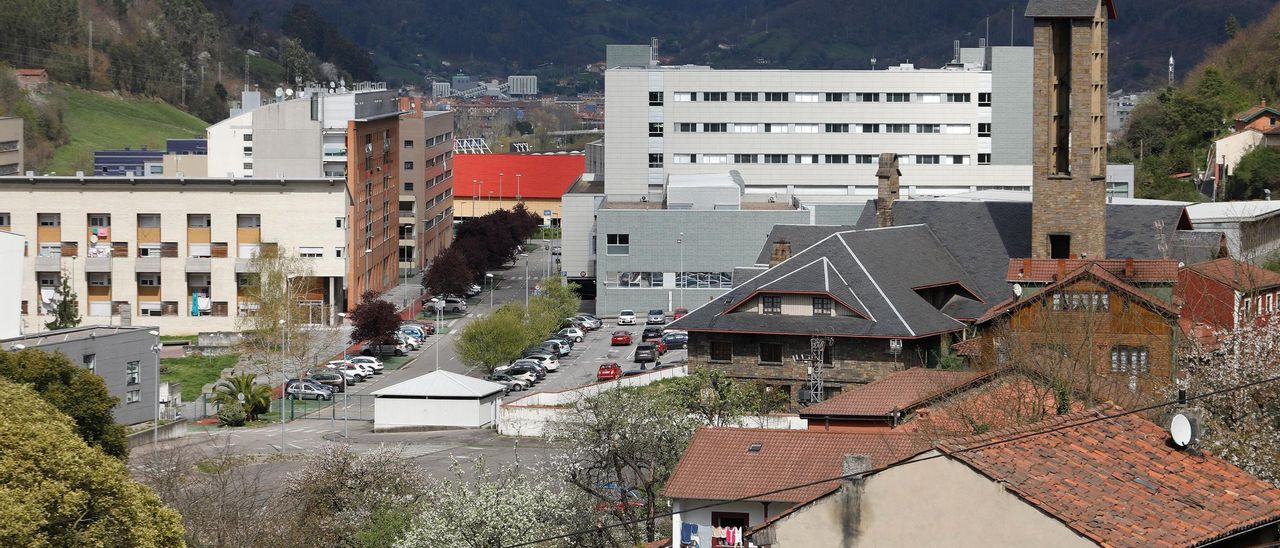 El barrio de Santullano, con el hospital al fondo.