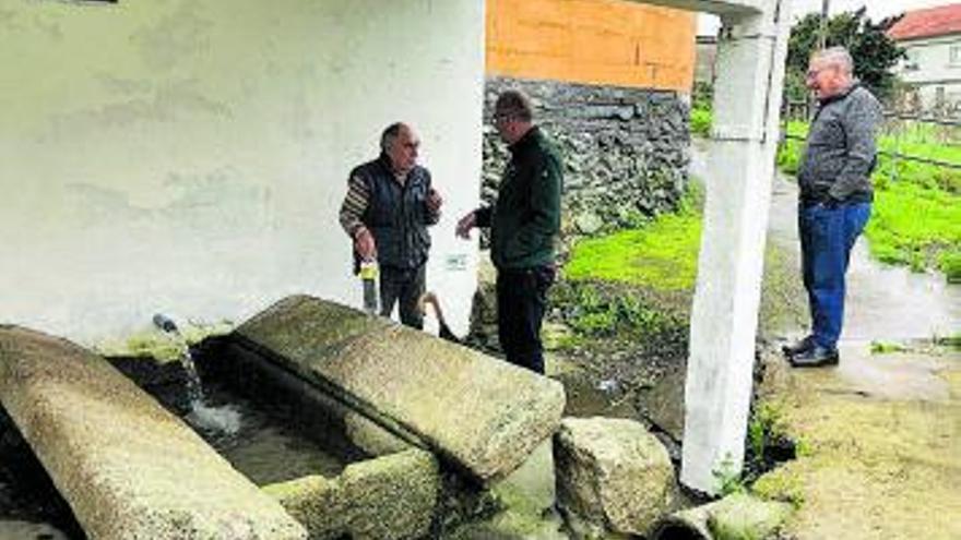 El alcalde y Alfonso Vázquez con un vecino en la Fonte do Viso.