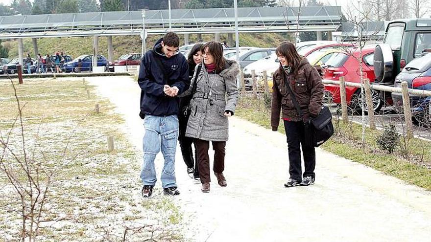 Un grupo de estudiantes, paseando ayer por el campus de Vigo, cubierto por una fina capa de nieve