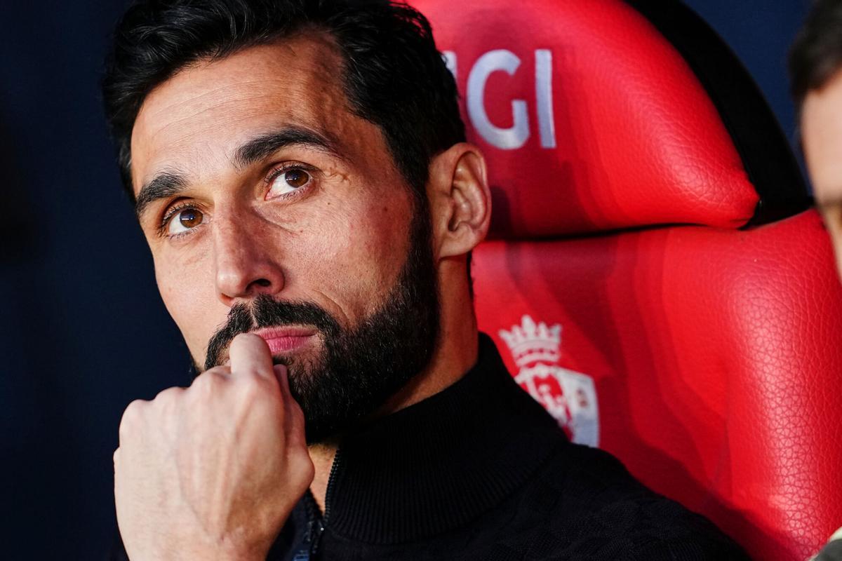 Álvaro Arbeloa, este sábado, en el banquillo de El Sadar.