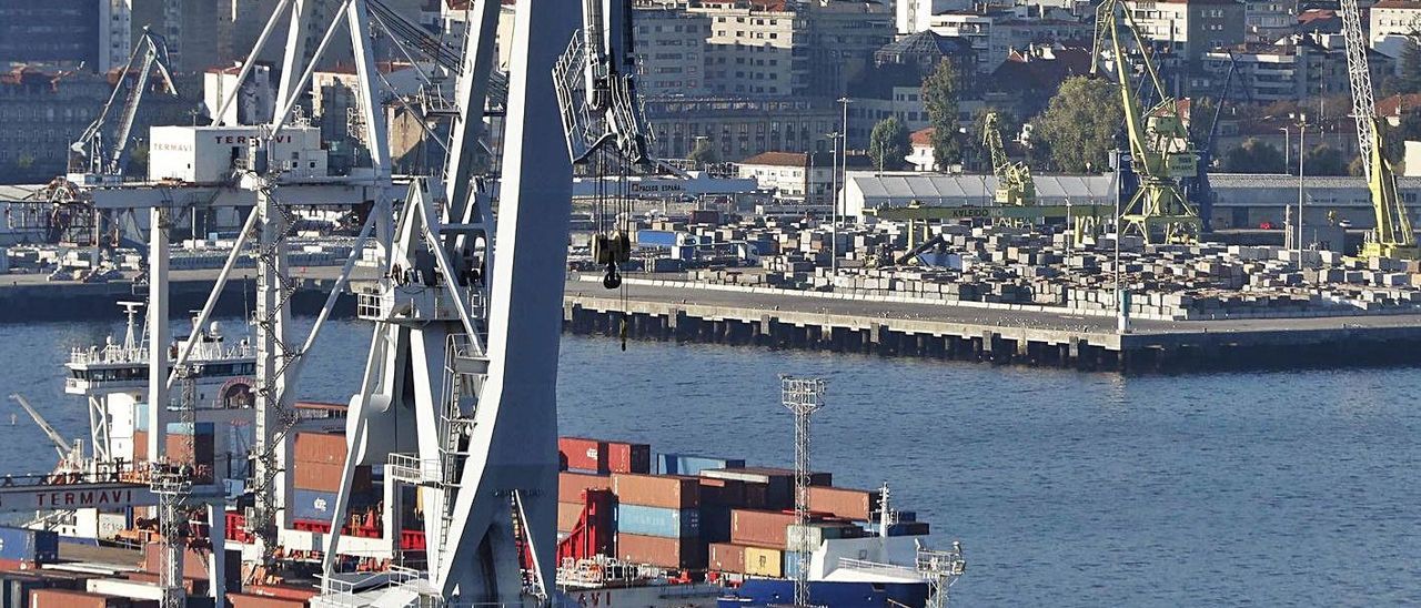 Contenedores en el puerto de Guixar y, al fondo, granito almacenado. PABLO HERNÁNDEZ