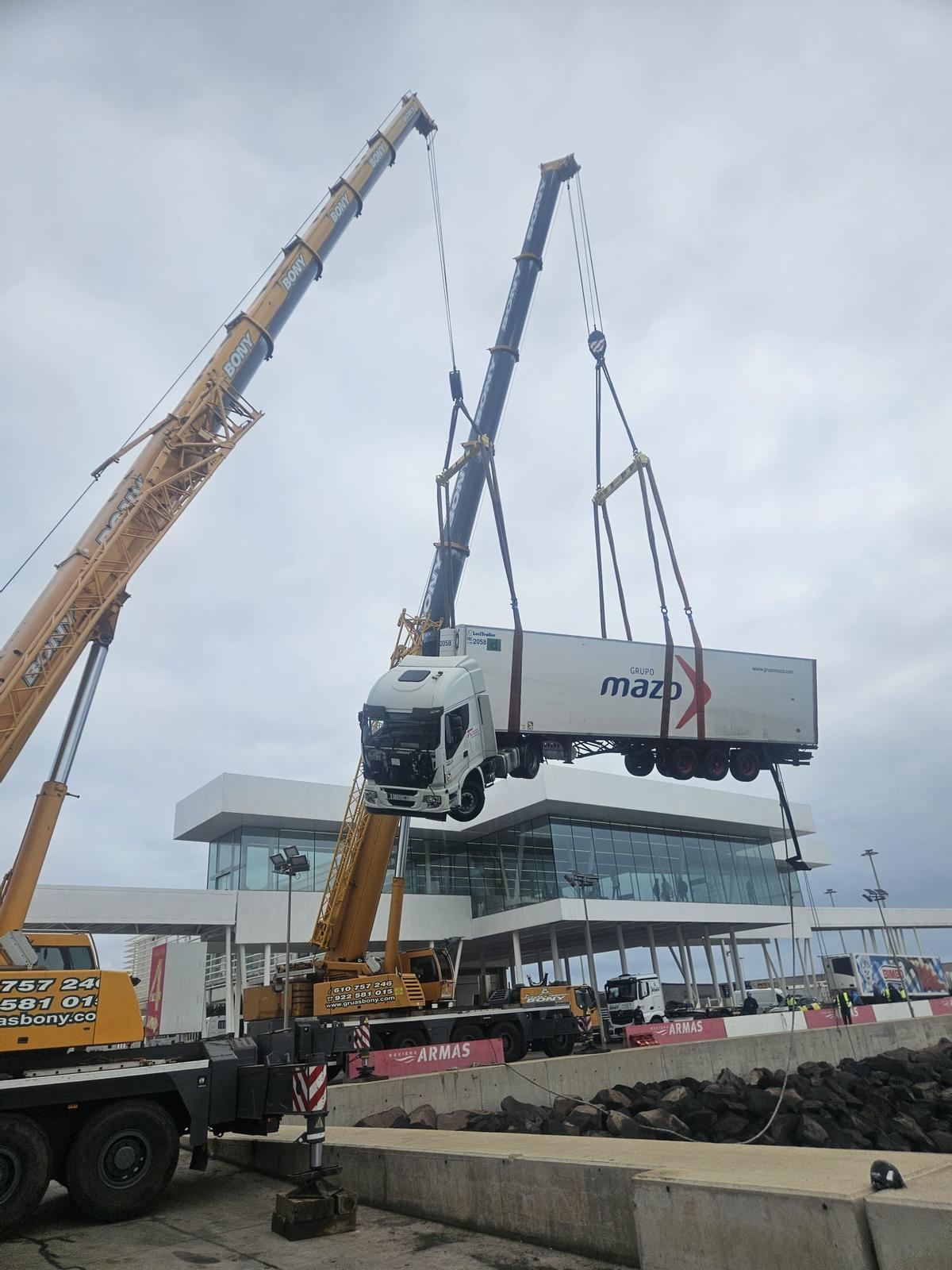 Un camión tráiler cae al mar en la terminal de Naviera Armas en el Puerto de Las Palmas