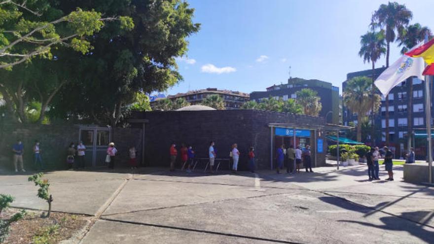 Colas en las dependencias municipales del parque de La Granja.