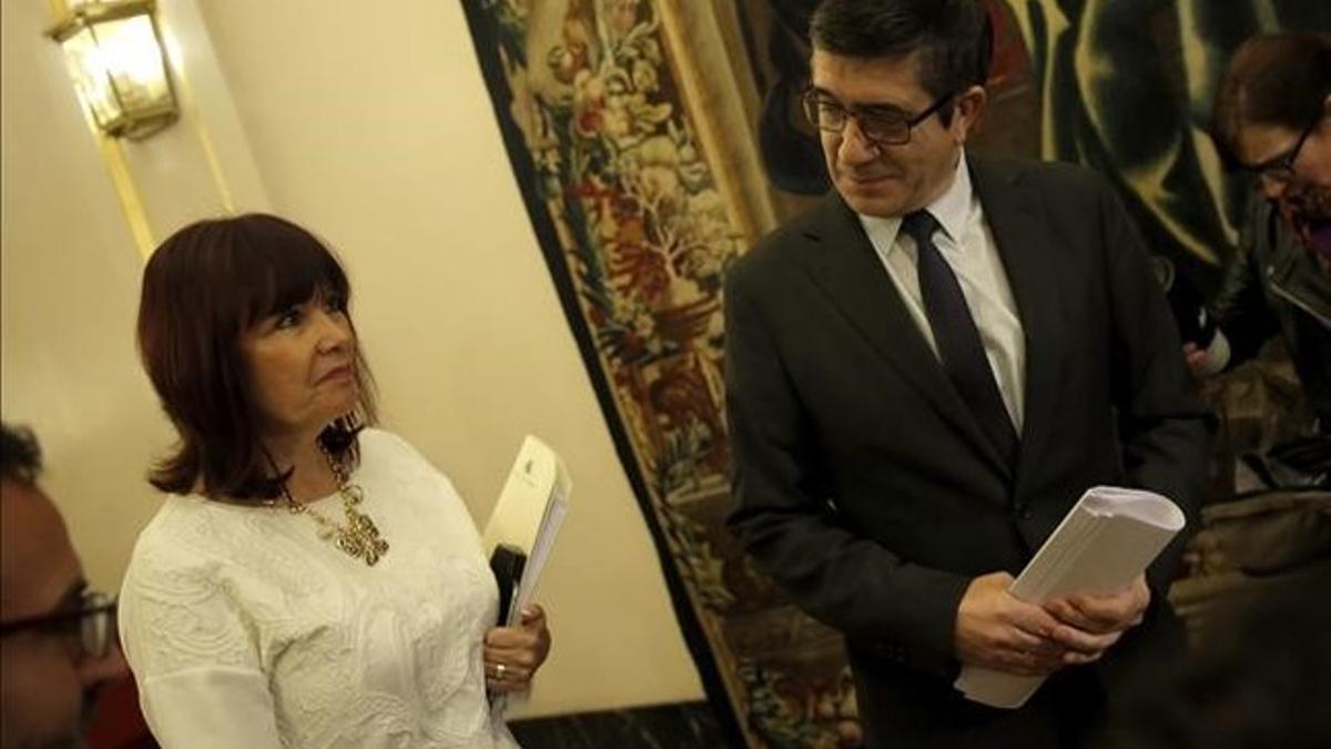 Patxi López y Micaela Navarro, en los pasillos del Congreso, antes de la reunión de la Mesa.