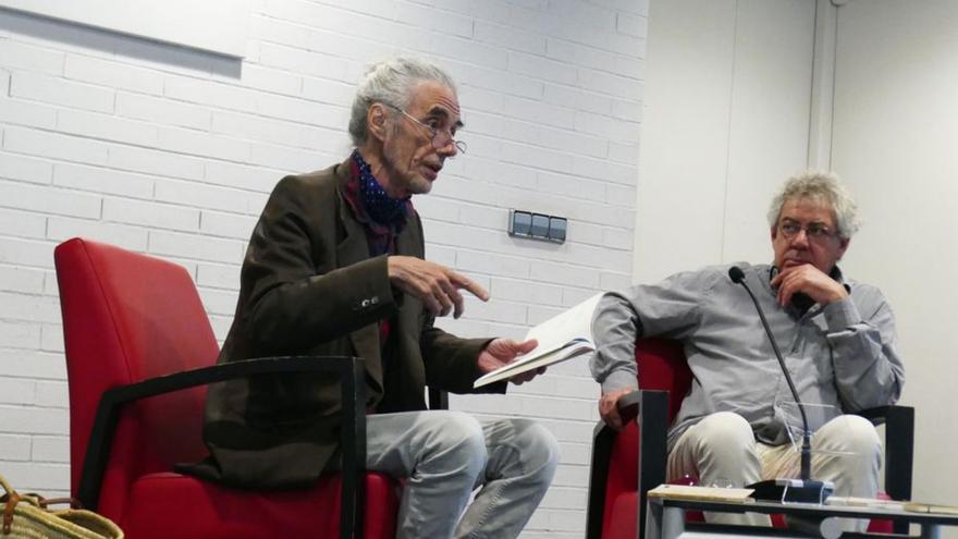Enric Casasses i l’editor Roger Costa-Pau, a Figueres. | JORDI BLANCO