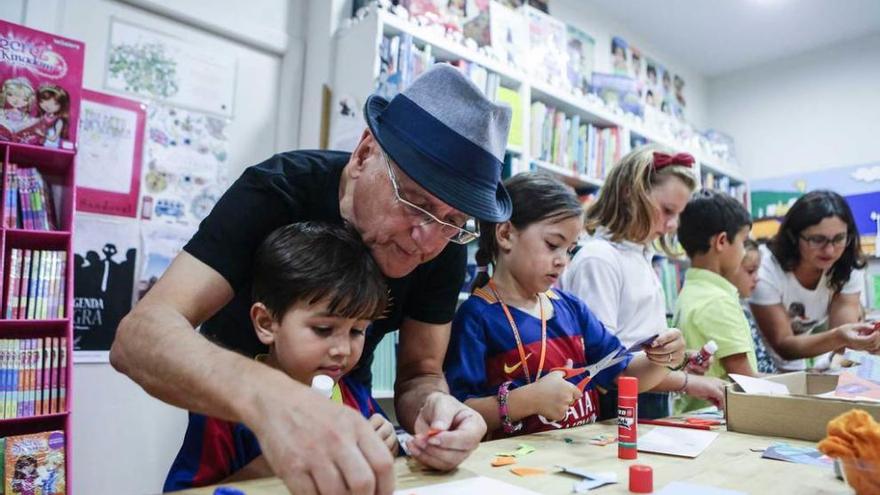 Paco Abril, en el taller.