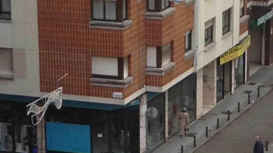 Un grupo de agentes en una calle de Gijón.