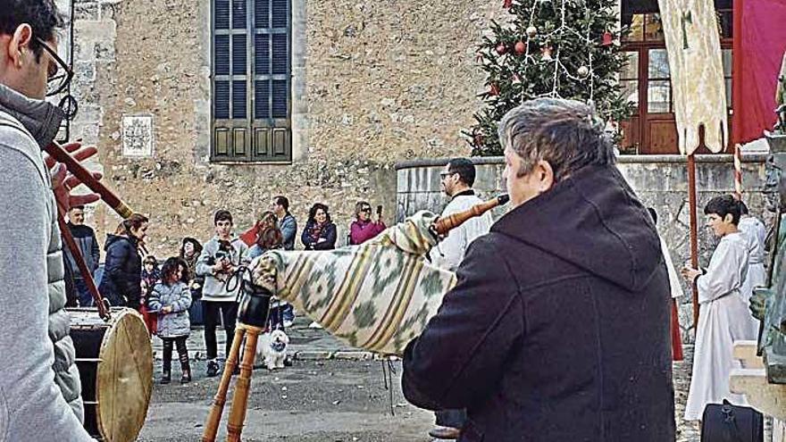 Celebración de las &#039;beneïdes&#039; ante la iglesia de Sencelles