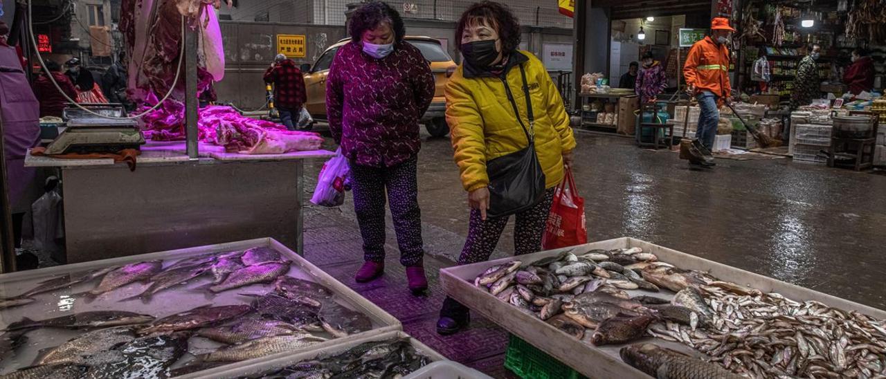 Mujeres chinas en un mercado de Wuhan..