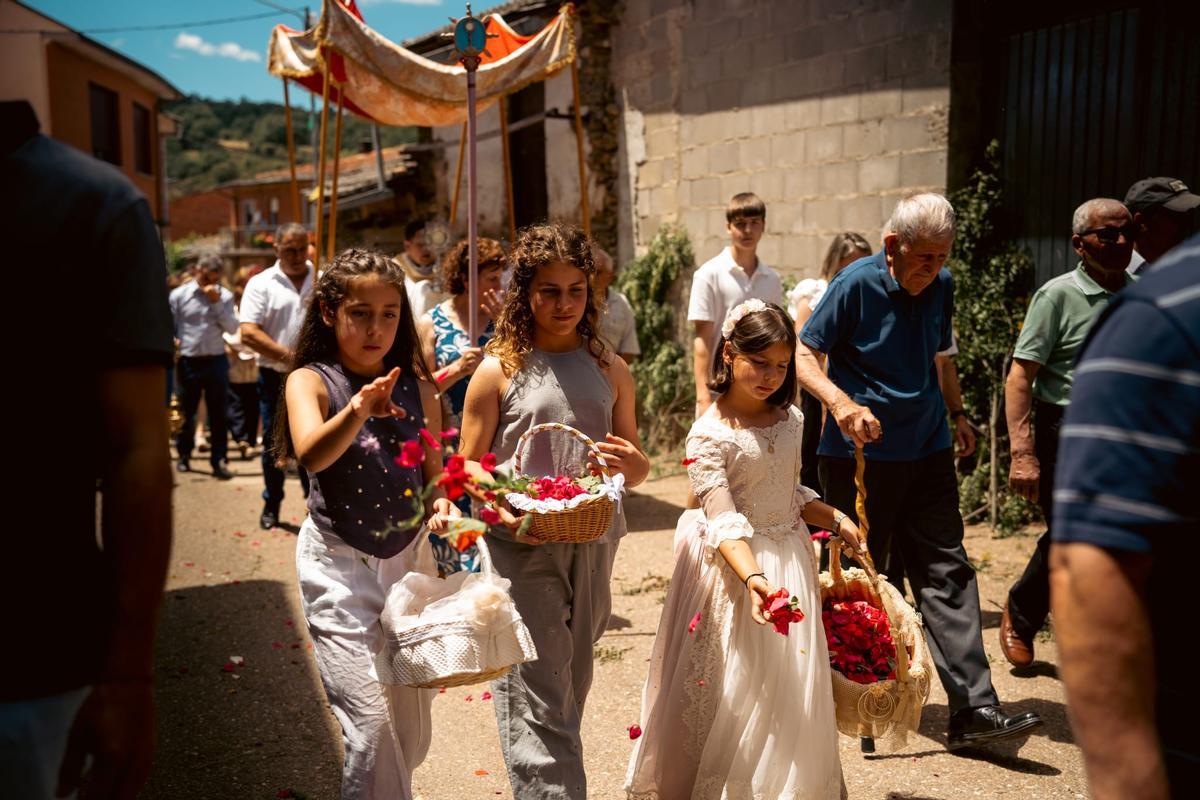 GALERÍA | Bercianos de Aliste revive con profunda devoción el Corpus Christi