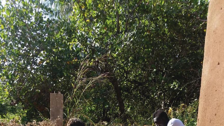 Alberto Santos, en el proceso de construcción de un baño seco y de un pozo, en Guinea.