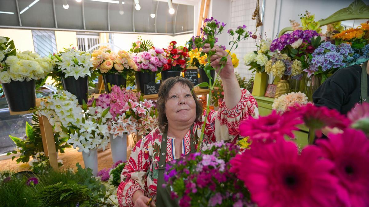 Las floristerías de A Coruña, a contrarreloj por el Día de Todos los Santos: "Todos los años digo que no vuelvo a hacer difuntos, y siempre vuelvo"
