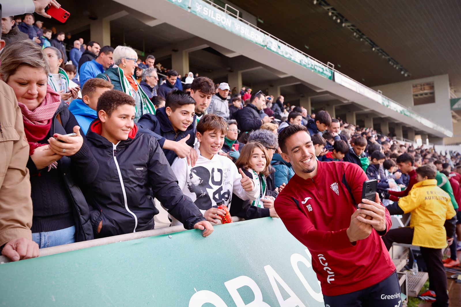 El Córdoba entrena ante su afición en El Arcángel