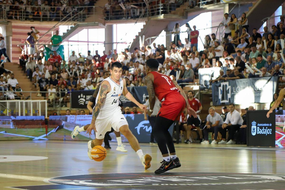 Gaby Deck avanza hacia la canasta del Benfica.Al fondo, las gradas llenas.