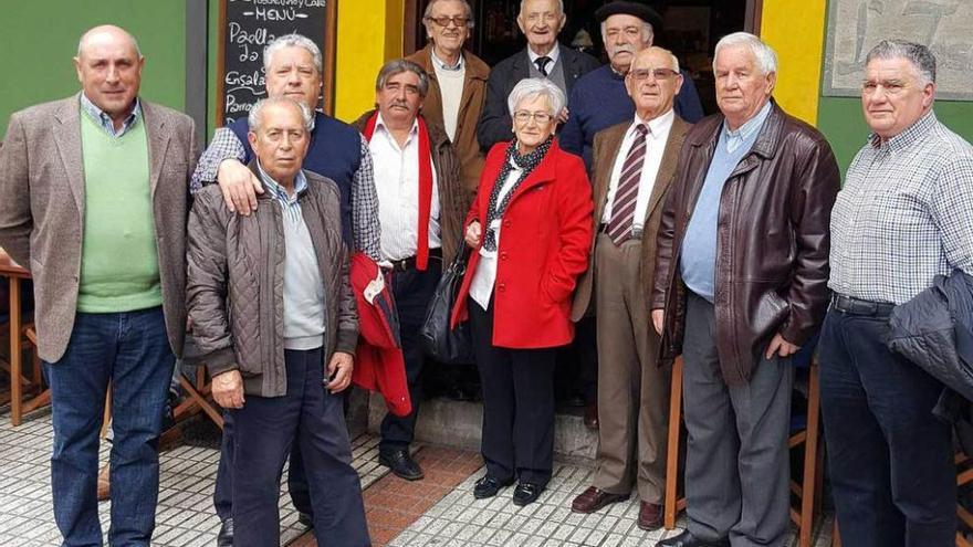 Los participantes en la reunión de ayer de miembros de la primera Corporación democrática en Langreo.