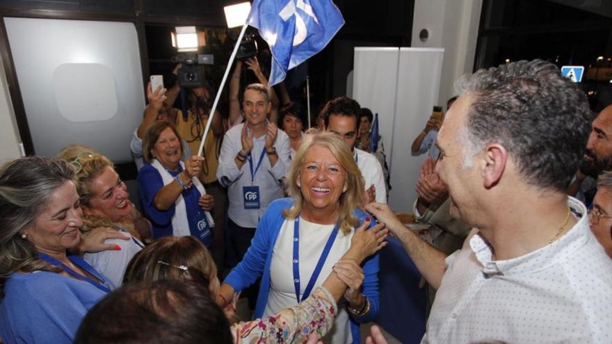 La alcaldesa y candidata del PP, Ángeles Muñoz, ayer, en la sede de su partido tras conocer su victoria electoral. | L.O.